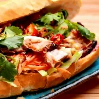 Bánh mì heo quay chả lụa đăc biệt - 40.000 ₫ tại Bánh Mì Heo Quay Đại Dương - Cộng Hòa