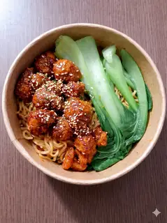Hình ảnh Mì indo trộn - gà viên chiên sốt cay (Bùng Vị) - tóp mỡ giòn - rau cải - hạt mè giòn