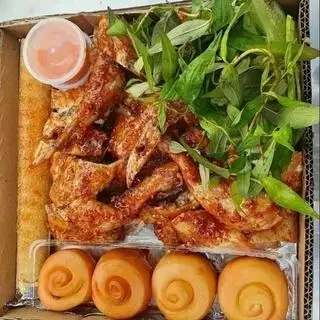 ComBo Gà Nướng Ngũ Vị Sire vừa+ 1 cơm lam + 4 bánh bao - 225.000 ₫ tại Gà Nướng Cơm Lam Tiến Phát - Dương Quảng Hàm