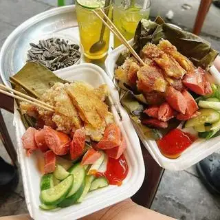 Hình ảnh bánh chưng rán kèm xúc xích dưa