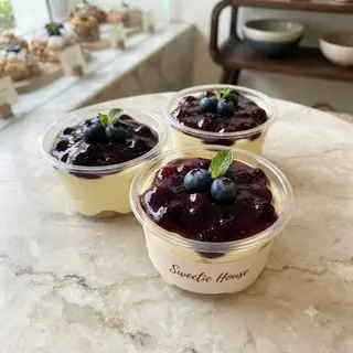 Hình ảnh Bánh Tiramisu cup vị Việt Quất