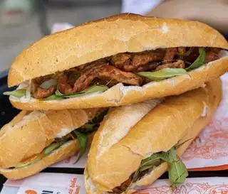 Hình ảnh Bánh mì chả cá truyền thống