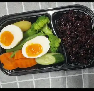 Hình ảnh cơm gạo lức cùng rau củ hấp