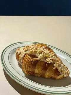 Almond croissant - 115.000 ₫ tại Sugar - Bakery & Coffee - Mạc Thị Bưởi
