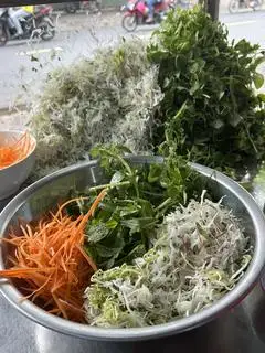 Hình ảnh 1 hộp rau trộn gỏi lớn 