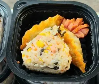 Hình ảnh Cơm trộn mix bánh xếp