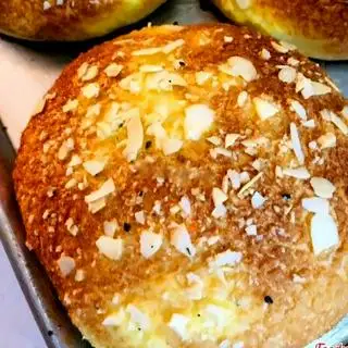 Bánh Mì phô mai dừa hạnh nhân - 20.000 ₫ tại Tiệm Bánh Kem Gia Bảo - Phổ Quang