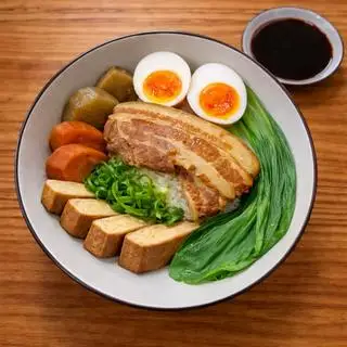 Cơm với thịt heo kho Đài Loan và Súp / 台灣控肉飯＆湯 / Taiwanese Braised Pork Rice & Soup - 94.000 ₫ tại Hello - Mì Bò & Lẩu Đài Loan - Tôn Thất Tùng
