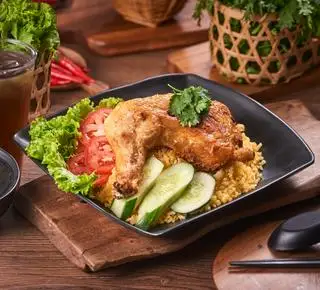 Cơm gà xối mỡ - 68.000 ₫ tại Cơm Gà Xối Mỡ 142 - Lê Văn Duyệt