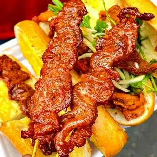 Hình ảnh Bánh mì 2 xiên thịt lớn
