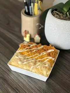 Hình ảnh Bông lan trứng muối phô mai hộp giấy