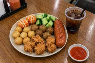 Hình ảnh MẸT ĂN VẶT MIX ĐỦ VỊ & LY NƯỚC NGỌT