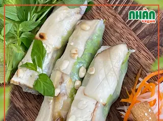 Cuốn Tam Sắc - 33.000 ₫ tại Nhàn Vegan - Bếp Thuần Chay - Nguyễn Gia Trí
