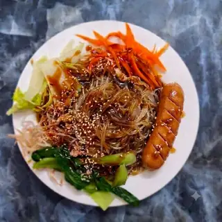 Hình ảnh miến trộn rau xúc xích 
