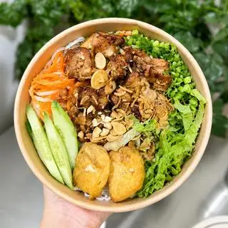 Hình ảnh Bún trộn thịt nướng tràn topping