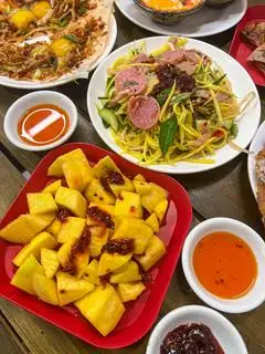 Hình ảnh Xoài chấm ớt rim đặc biệt