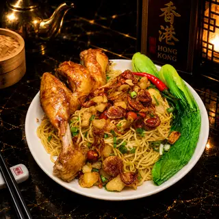 Hình ảnh Mì trộn khô, đùi gà chiên