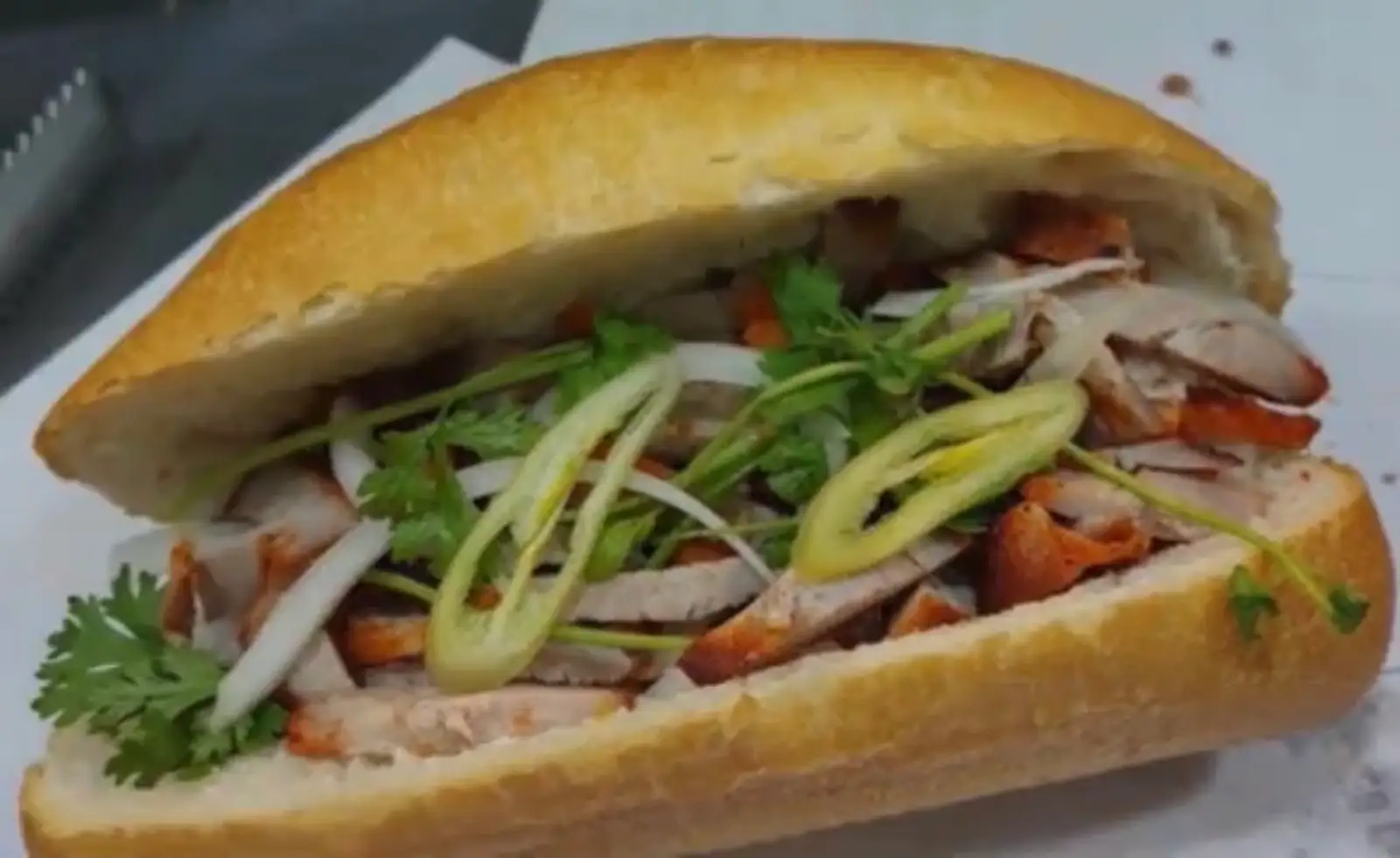 Bánh Mì Heo Quay (thêm thịt) - 43.000 ₫ tại Bánh Mì Heo Quay Tuyền Ký - Lạc Long Quân