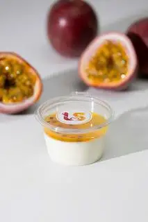 Sữa chua chanh dây - 1 hũ - 16.000 ₫ tại Long Sữa - Sữa Chua Nhà Làm - Nguyễn Tất Thành