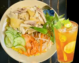 Cơm gà xé + 1 ly trà tắc - 92.000 ₫ tại Con Gà Mái - Cơm Gà Phú Yên - Trần Cao Vân