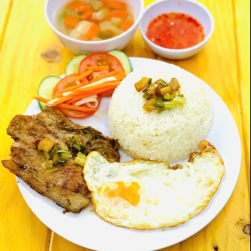 Cơm Sườn Trứng + Nước Coca Cola ngon tuyệt  - 49.000 ₫ tại Cơm Tấm Ba Anh Em - Phạm Văn Bạch
