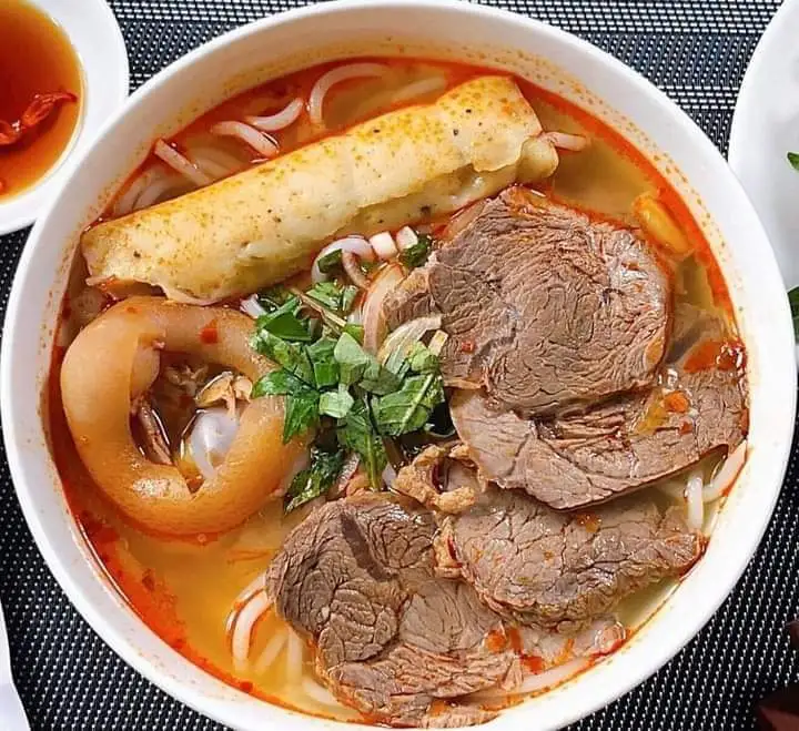 Hình ảnh Bún bò gân bò - chả cua - tái
