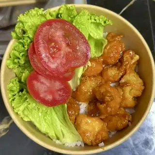 Hình ảnh Cơm trứng xúc xích sốt cay