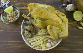 Hình ảnh GÀ HẤP SẢ- 1/2 CÓ LẤY ĐẦU CHÂN