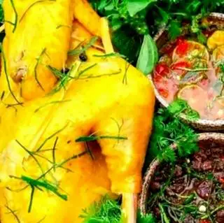 Hình ảnh Gà ủ muối hoa tiêu nửa con - không chặt