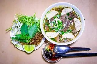 Bún bò nạm chả - 56.000 ₫ tại Cô Ba - Phở & Bún Bò Huế - Hoàng Diệu