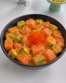 Hình ảnh Cơm cá hồi và bơ sốt cay trứng cá chuồn