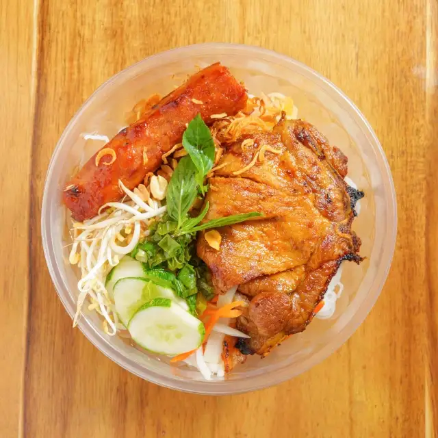 Bún sườn nướng chả giò - 48.000 ₫ tại Cô Thuỷ - Cơm Tấm & Bún Thịt Nướng - Nguyễn Hữu Cảnh