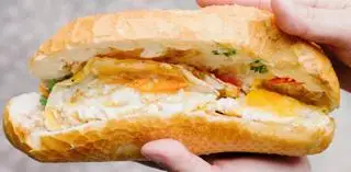 Hình ảnh Bánh Mì trứng heo quay