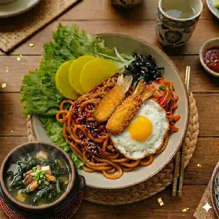 Mì trộn TƯƠNG ĐEN 2 vây cá hồi xù, 1 trứng chiên+ Tặng 1 canh rong biển  - 73.000 ₫ tại Cơm gà da giòn - Dimsum ToGo - Lê Đại Hành