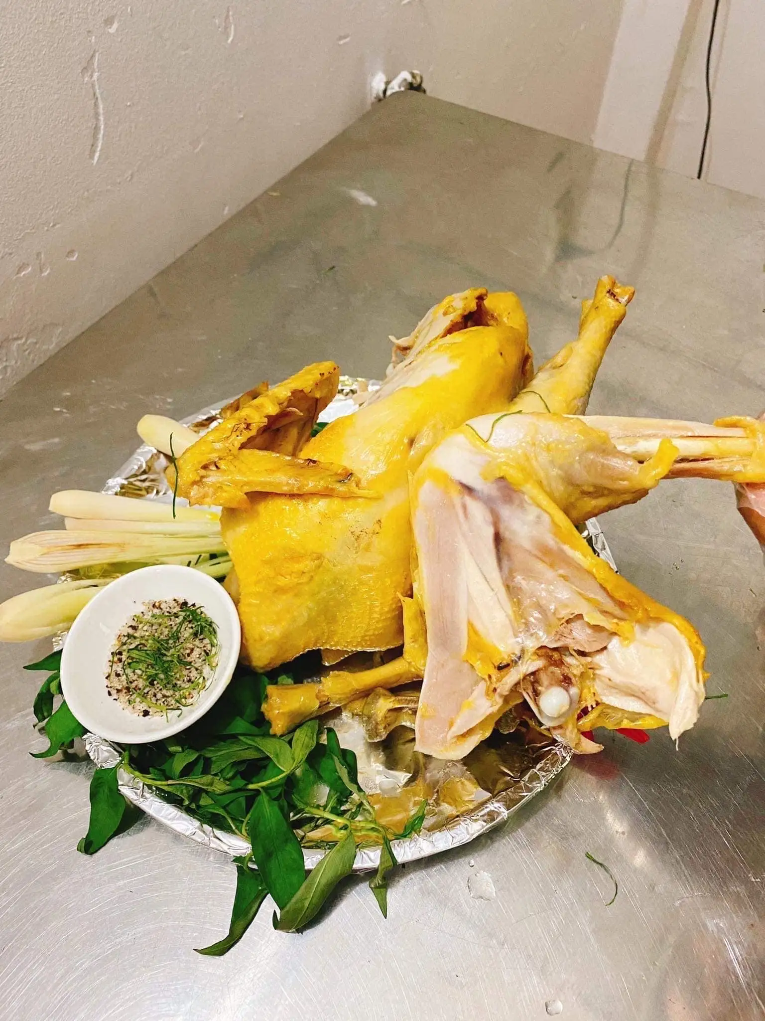 COMBO Gà Hấp Muối Nửa Con + 1 Ống Cơm Lam Ngũ Sắc Tây Bắc - 159.000 ₫ tại Sài Gòn Food - Gà Hấp Muối Lá Chanh & Gà Ủ Muối Hoa Tiêu - Nguyễn Hữu Cảnh