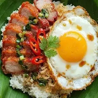 Hình ảnh Xôi Heo Quay + Trứng ốp la