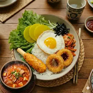 Hình ảnh Cơm trộn 1 chả cá,2mực xù ,1 trứng chiên 