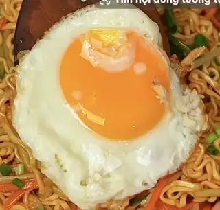 Hình ảnh Mì trộn trứng phô mai cay.
