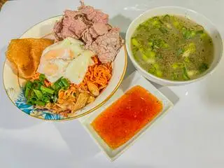 Hình ảnh Mì trộn trứng lòng đào thịt bò