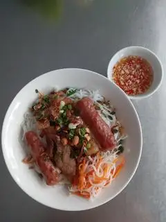 bún thịt nướng+ nem nướng - 55.000 ₫ tại Bà Út - Cơm Tấm & Bún Thịt Nướng - Bùi Đình Túy