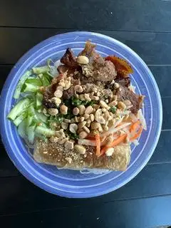 Hình ảnh Bún thịt nướng đầy đủ