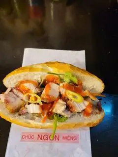 Bánh mì heo quay  - 35.000 ₫ tại Bánh Mì Phượng Hoàng
