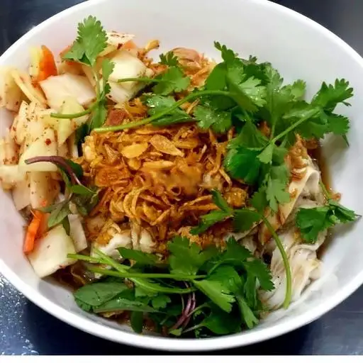 Hình ảnh Phở trộn gà đùi