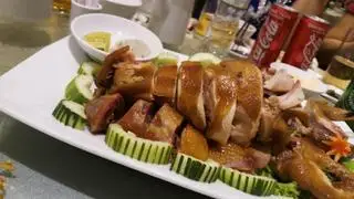Hình ảnh gà hun khói 1/2 con - tặng 1 hũ sốt chấm 