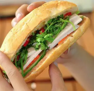 Bánh mì chả chay - 20.000 ₫ tại Bánh Mì Hà Nội Ngọc Khánh - Nơ Trang Long