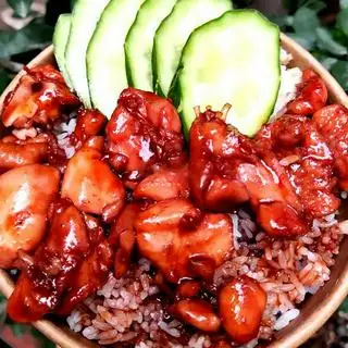 Hình ảnh Cơm đảo đùi gà lọc xương sốt bbq
