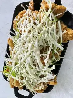 Hình ảnh  Gà rán phủ sốt kem và hành bazo không xương