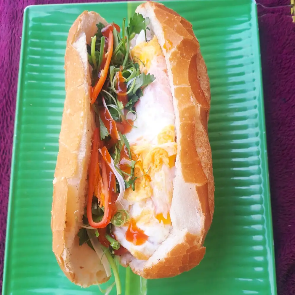 Bánh Mì Trứng - 33.000 ₫ tại Bà 2 - Bột Chiên & Cơm Cuộn - Lê Văn Lương