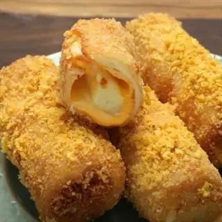 Bánh cuộn phô mai - Sambousa with cheese 4pcs - 110.000 ₫ tại Halal Al Sham Sai Gon - Võ Văn Kiệt