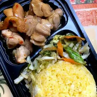 Hình ảnh Cơm đảo đùi gà lọc xương sốt xương Thái